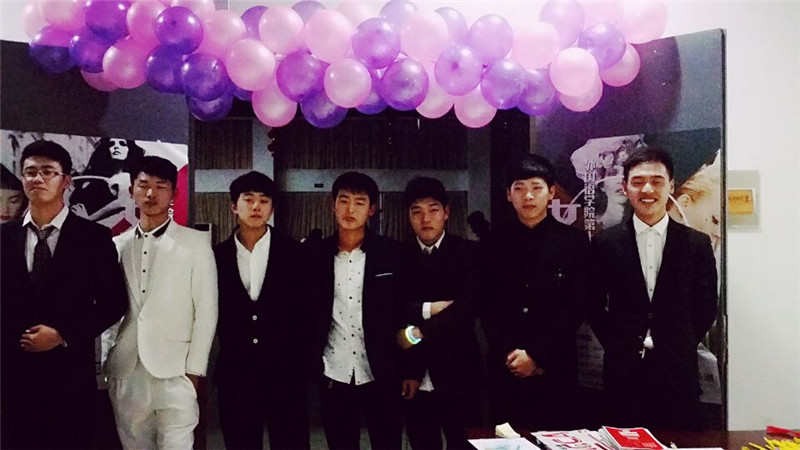 色情网站
举行2016年女生节舞会