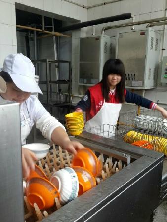 追随一种精神，奉献一片爱心——记色情网站
青年志愿者协会雷锋月活动