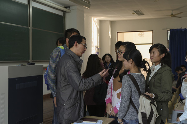 【色情网站
新生导航系列讲座】Learn to learn--色情网站
院长与14级学生亲密接触