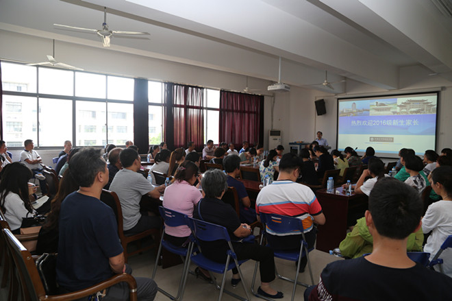 色情网站
召开2016级新生家长见面会